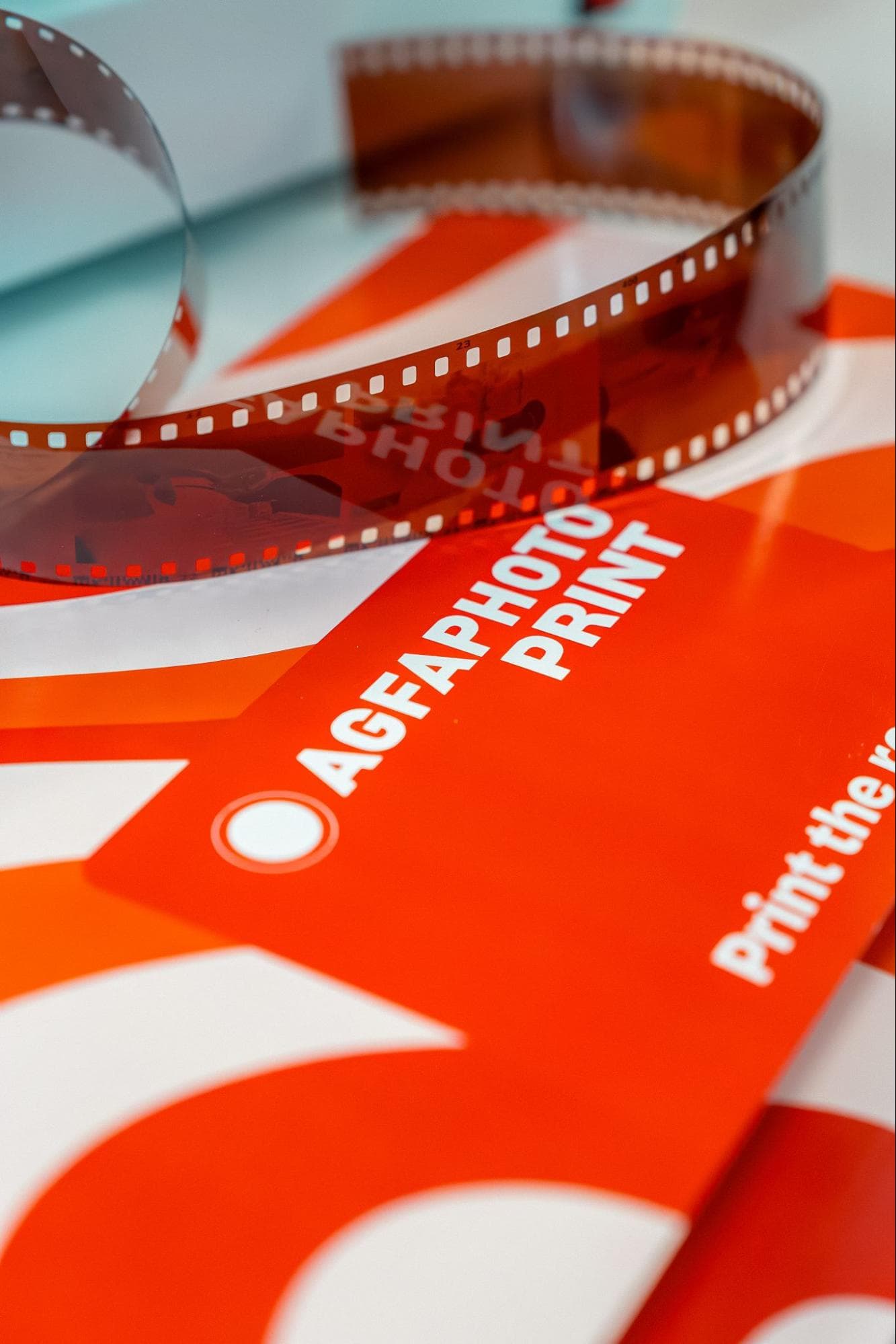 Négatif photo posé sur une enveloppe AgfaPhoto Print pour le développement de pellicule