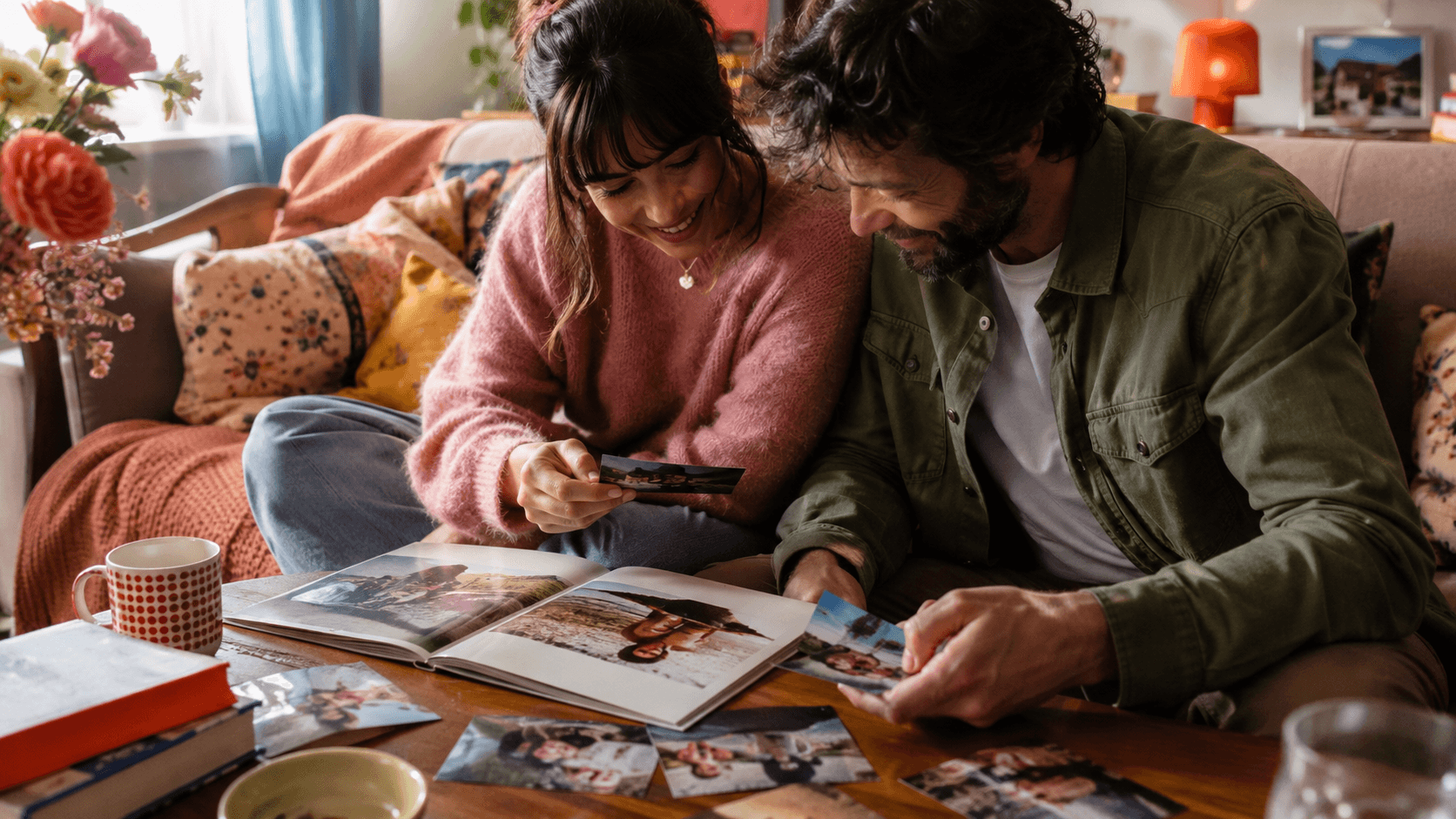 Couple regardant un album photo imprimé et des tirages photo AgfaPhoto Print