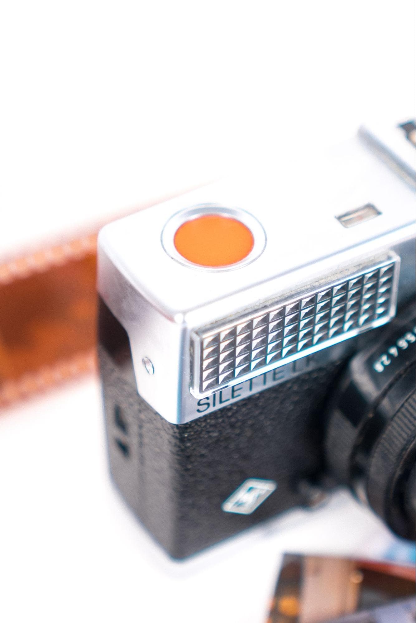 Gros plan sur un appareil photo Agfa vintage avec pellicule et négatif photo